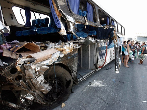 Acidente com ônibus e caminhão na BR-116, na Bahia (Foto: LUIZ TITO/AGÊNCIA A TARDE/ESTADÃO CONTEÚDO)