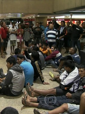 Contra reintegração, grupo ocupa saguão do Aeroporto de Cumbica (Reprodução)