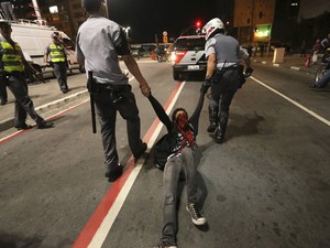 Um manifestante do Black Bloc é arrastado ao ser detido por policiais militares durante um protesto contra O governador Geraldo Alckmin, em São Paulo. (Foto: Nacho Doce/Reuters)