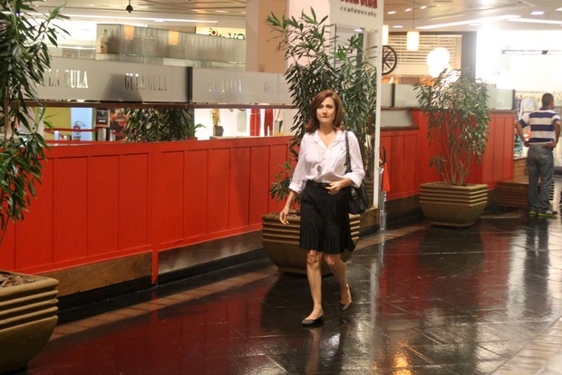 Zezé Polessa em shopping do Rio (Foto: Daniel Delmiro / AgNews)