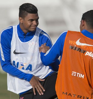 Lombalgia adia chance de estreia de Bruno Paulo no Timão; dupla liberada