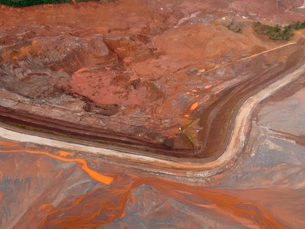 Rejeito de minério escorreu na barragem de Fundão para área interna da Samarco (Foto: Divulgação/ Corpo de Bombeiros)