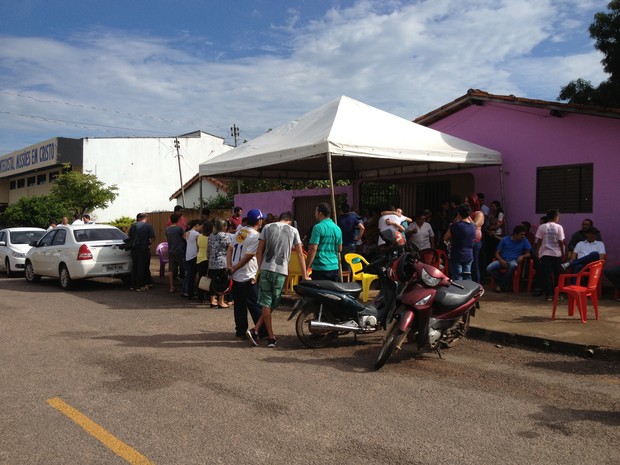 Moradores de Paraiso do TO acompanharam o velório da jovem (Foto: Jesana de Jesus/G1)