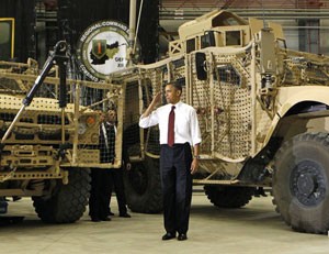 Barack Obama tropas continência 300 (Foto: Kevin Lamarque/Reuters)