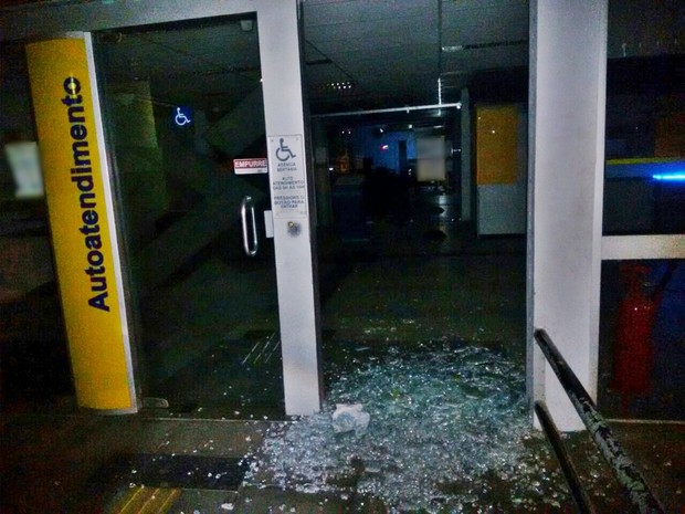 Grupo quebrou portas de agência bancária e fez reféns, diz PM (Foto: Divulgação/Polícia Militar)