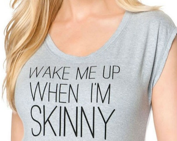 A camiseta da frase “Acorde-me quando eu estiver magrinha”  (Foto: divulgação)