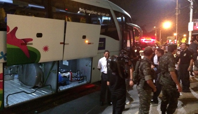 Ônibus Nigéria em frente a hotel (Foto: Marcello Carvalho)