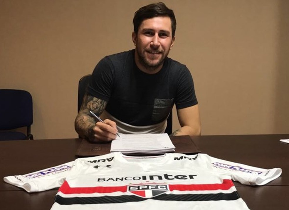 Jonathan Gomez assinou contrato nesta quarta (Foto: Site oficial do SPFC)