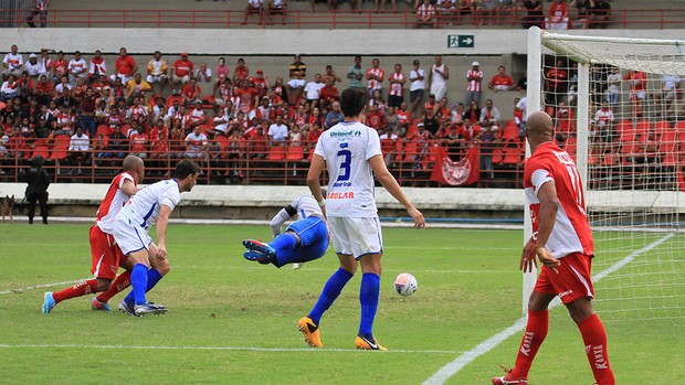 Reinaldo toca para marcar o primeiro gol do CRB contra o Águia (Foto: Ailton Cruz/ Gazeta de Alagoas)
