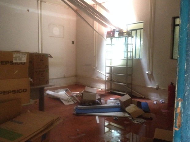 Bandidos entraram pelo teto, segundo bibliotecária (Foto: Ísis Capistrano/ G1)