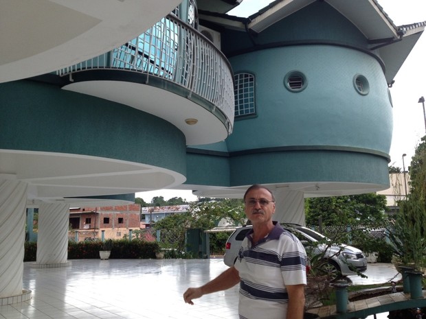 Casa tem formato de barril, em Cruzeiro do Sul (Foto: Genival Moura/G1)