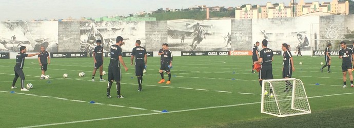 Antes de clássico, Timão treina em campo de 