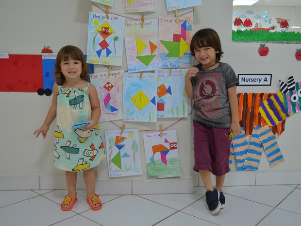 O pequeno João Pedro Aguero, lado direito, ao exibir para a irmãzinha a galeria onde estava o desenho feito por ele (Foto: Toni Francis/G1)