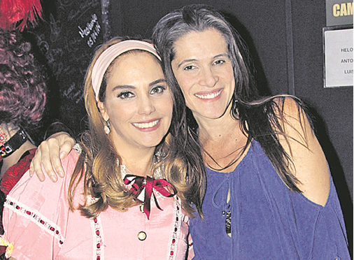 Heloísa Périssé recebeu a visita de Ingrid Guimarães na plateia da peça 'Alice no país da internet' (Foto: Vera Donato)