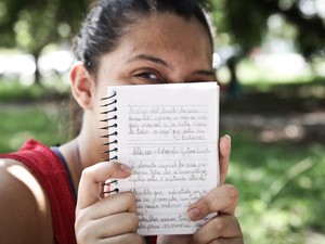 Giovana Silva Costa mostra caderninho com frases que lê para a prova da Fuvest (Foto: Caio Kenji/G1)