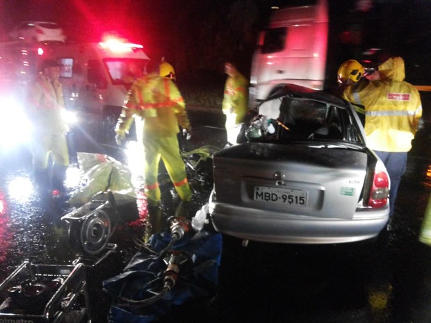 Acidente aconteceu por volta das 20h30 deste sábado (Foto: Marcelo Eduardo Gonçalves)
