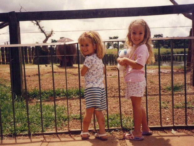 Foto de arquivo mostra a produtora da TV Globo Gabriela Lapa e a prima Luiza Lapa na Fundação Zoológico de Brasília (Foto: Arquivo Pessoal) Foto de arquivo mostra a produtora da TV Globo Gabriela Lapa e a prima Luiza Lapa na Fundação Zoológico de Brasília (Foto: Arquivo Pessoal)