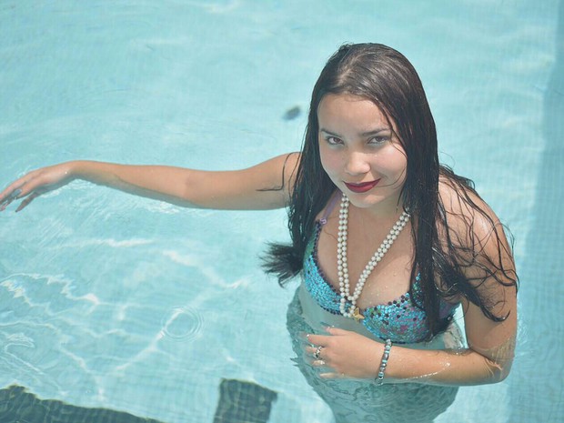 A adolescente Lina Oliveira, de 16 anos, que confeccionou cauda e adotou estilo de vida de sereias no Distrito Federal (Foto: Alexandre Bastos/G1)