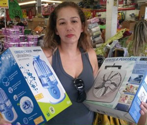 Virginia Antenucci levou a ltima unidade de um ventilador aps procurar em vrias lojas (Foto: Gabriela Gasparin/G1)