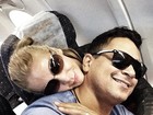 Xanddy aparece agarradinho com Carla Perez em foto no avião
