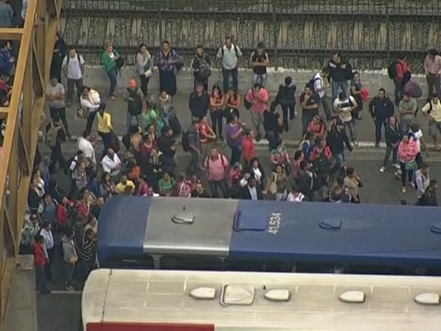Passageiros se aglomeram no meio da rua para tentar entrar em ônibus (Foto: Reprodução/ TV Globo)