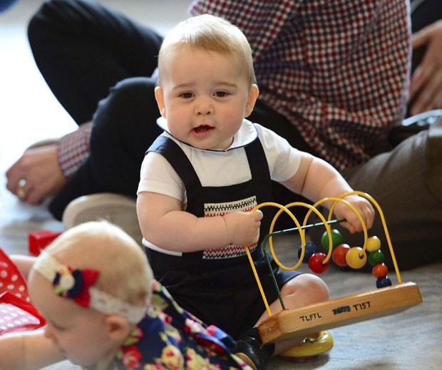 Príncipe George brinca em evento na Nova Zelândia (Foto: James Whatling/Reuters)