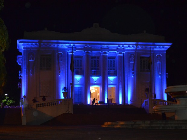 Palácio Rio Branco ganhou tonalidade azul (Foto: Duaine Rodrigues/G1)