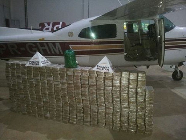 Drogas foram encontradas dentro de aeronave em Pará de Minas (Foto: Polícia Militar/Divulgação)