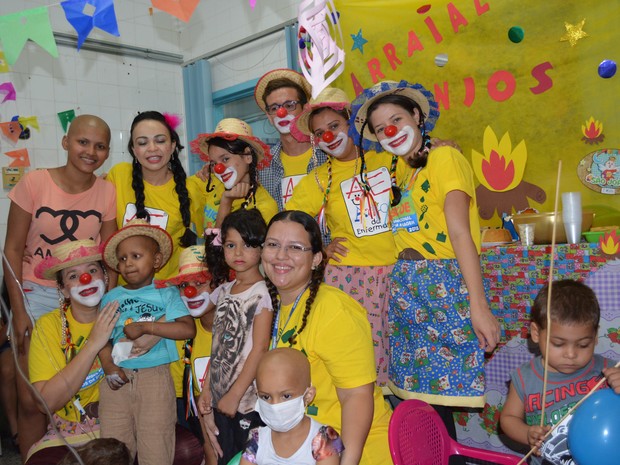 Equipe Anjos da Enfermagem animam crianças que realizam tratamento contra o câncer com Arraial dentro do hospital (Foto: Mary Porfiro/G1)