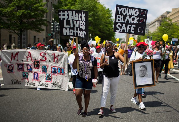 Manifestantes caminham na Avenida Pennsylvania, em Washington, contra a violência policial (Foto: Andrew Caballero-Reynalds/AFP)