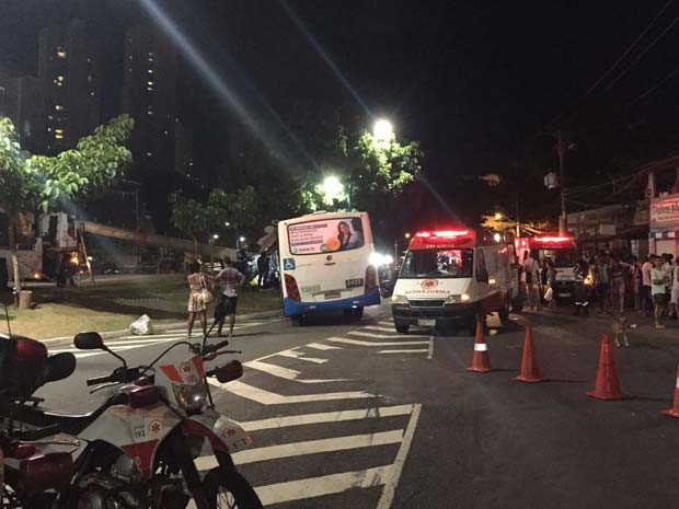 Samu prestando atendimento as vítimas na Avenida Vasgo da Gama, em Salvador (Foto: Giana Mattiazzi/ Tv Bahia)