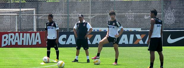 alexandre Pato, Jorge Henrique e Paulinho corinthians batendo faltas (Foto: Diego Ribeiro)