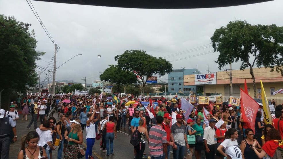 Manifestantes fazem ato contra reforma da Previdência em Vitória (Foto: Viviane Machado/ G1)
