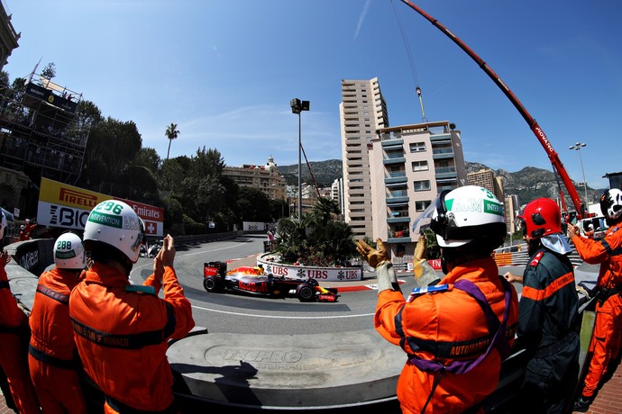 Daniel Ricciardo recebe aplausos dos fiscais após fazer a pole position para o GP de Mônaco (Foto: Getty Images)