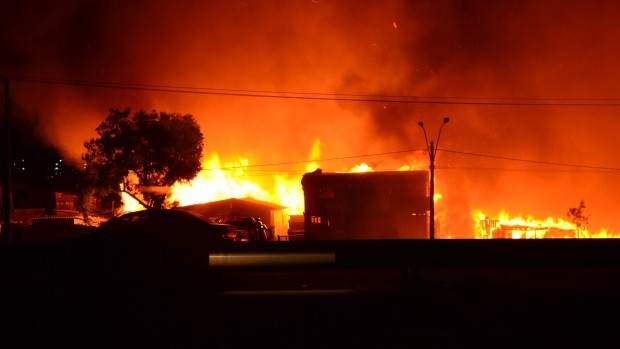 Bombeiros combatem as chamas na Vila Mario Quintana, em POrto Alegre (Foto: Marcos Schmitt/RBS TV)