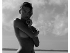 Angel Martha Hunt sensualiza e posa de topless