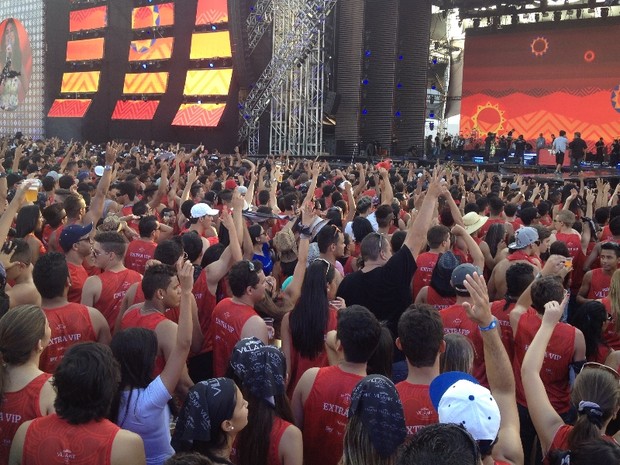 Público enfrentou forte calor durante a tarde no Festival Villa Mix, em Goiânia, Goiás (Foto: Sílvio Túlio/G1)