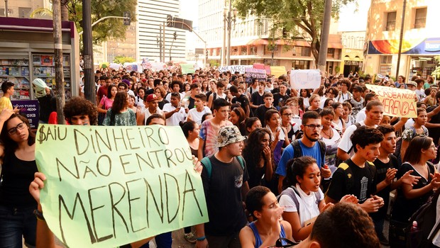 Estudantes de escolas técnicas estaduais fazem uma manifestação pedindo punição aos desvios na merenda escolar (Foto: Rovena Rosa/ Agência Brasil)