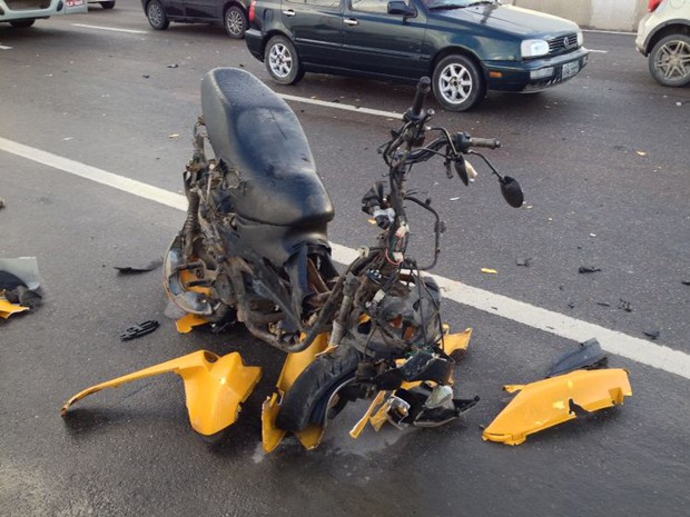 Moto ficou completamente destruída após o acidente (Foto: Kety Marinho/TV Globo)