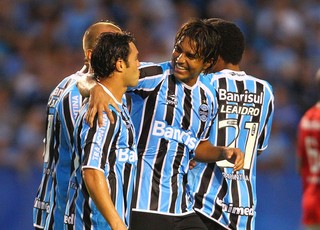 Kleber e Moreno comemoram gol pelo Grêmio (Foto: Lucas Uebel/Divulgação, Grêmio)