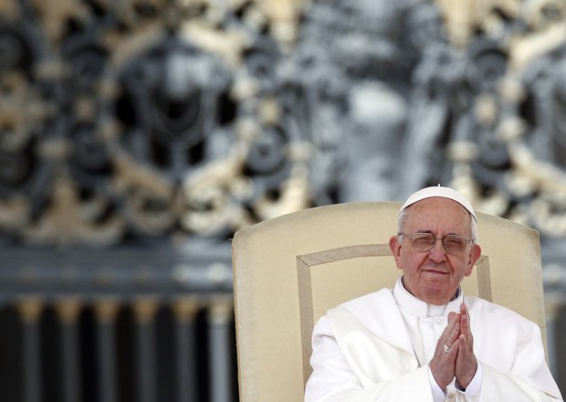 O Papa Francisco bate palmas durante a audiência-geral desta quarta-feira (10) no Vaticano (Foto: Reuters)