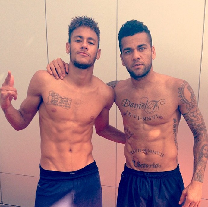 Neymar daniel alves barcelona tatuagem vestiário (Foto: Reprodução / Instagram)