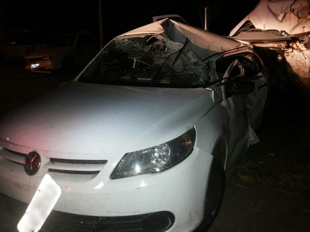 Carro capotou e bateu em uma árvore após motorista perder o controle (Foto: Divulgação/Paparazzo Caminhões da BR-153)