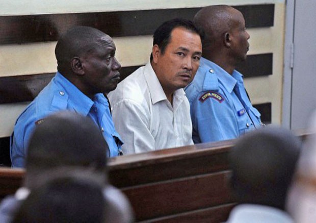 O chinês Tang Yong Jian (ao centro) é visto durante o julgamento realizado em Nairóbi, no Quênia, nesta segunda-feira (27) (Foto: Tony Karumba/AFP)
