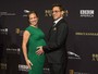 Robert Downey Jr. acaricia a barriga da mulher, grávida