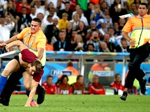 Torcedor tenta driblar a segurança da Fifa no gramado do Maracanã (Foto: André Durão/Globoesporte.com) Torcedor tenta driblar a segurança da Fifa no gramado do Maracanã (Foto: André Durão/Globoesporte.com)