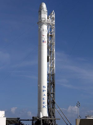 Nave Falcon 9 na base de lançamentos em um voo de testes anterior. (Foto: Space X)