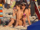 Fernanda Lima curte fim de tarde na praia com os filhos