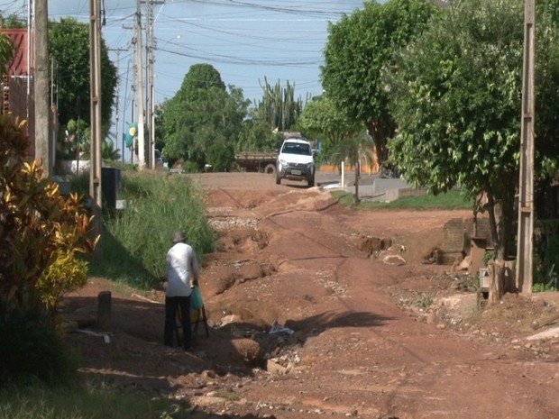 A rua necessita de reparos em várias parte. Moradores e motoristas pedem ação da Prefeitura de Cacoal. (Foto: Rogério Aderbal/G1)