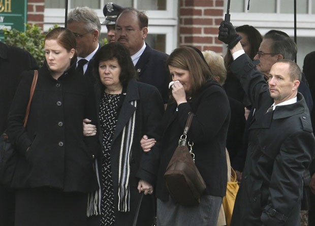 Familiares choram em funeral do policial Sean Collier (Foto: Steven Senne/AP)
